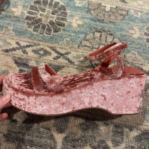 JEFFREY CAMBELL SIZE 10 VELVET PLATFORM SANDAL. SIZE 9.5 - Picture 4 of 5